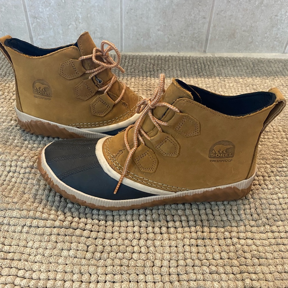Women’s Sorel Out & About Duck Boot Size 9